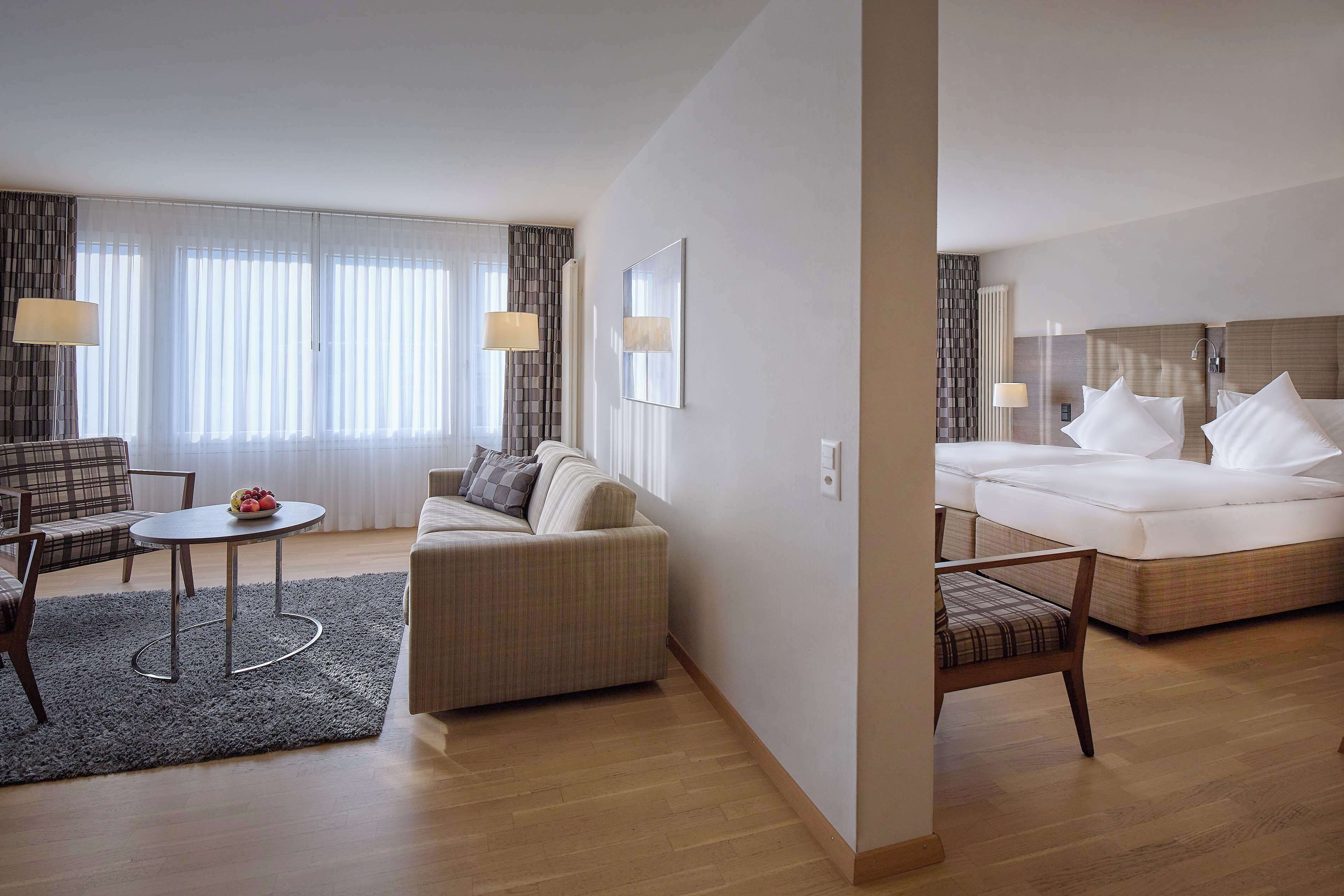 Hypo-allergenic bedding, minibar, desk, soundproofing