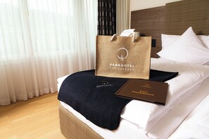 Hypo-allergenic bedding, minibar, desk, soundproofing