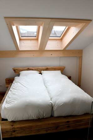 Muebles diferentes, cunas, wifi gratis y ropa de cama 