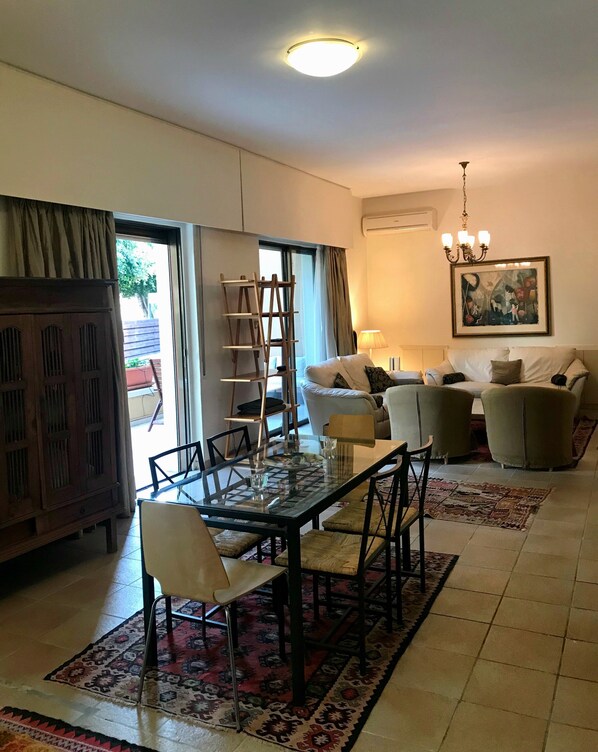 House, 2 Bedrooms | Makan dalam bilik