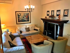 House, 2 Bedrooms | Ruang tamu | TV