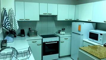 House, 2 Bedrooms | Private kitchen | Full-size fridge, microwave, oven, stovetop