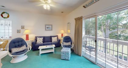 Kaunis ylimmän kerroksen huoneisto sisältää pääsyn Village Activity Centeriin ja altaisiin!