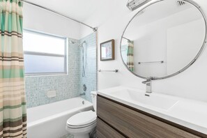 Kombination af bruser/badekar, hårtørrer, håndklæder, Shampoo