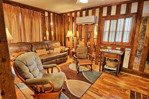 Televisie, een open haard en een dvd-speler