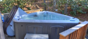 Creekside Waterfalls-Open for Bookings! HOT TUB, Wi-Fi, Pet Friendly with FEE