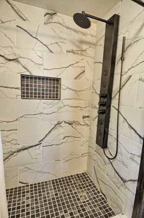Bathtub, towels - Discover tranquility at Creekside Waterfalls, a cozy 1-bedroom cabin in Fleetwood, NC. (Fleetwood)