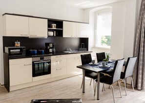 Apartment, Balcony (Ble) | Private kitchen | Fridge, microwave, oven, stovetop - Arion Thale (Thale)