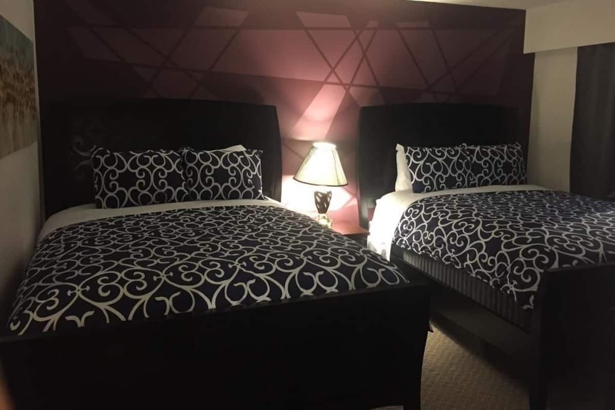 Standardzimmer, 2 Queen-Betten | 1 Schlafzimmer, Schreibtisch, Verdunkelungsvorhänge