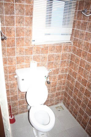 Apartamento | Banheiro | Chuveiro, produtos de toalete grátis, toalhas de banho