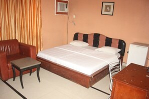 Quarto casal clássico | Wi-Fi de cortesia, roupa de cama