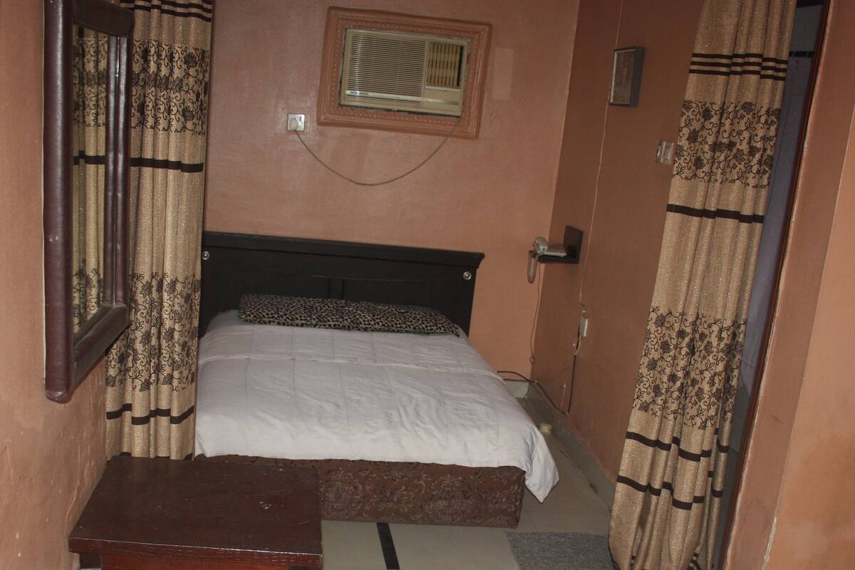 Quarto solteiro | Wi-Fi de cortesia, roupa de cama