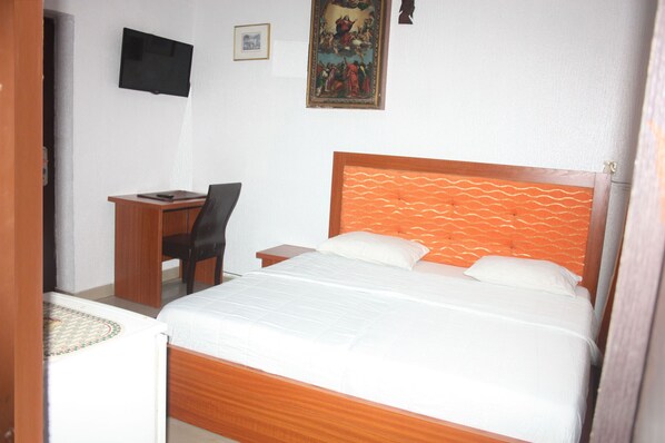 Quarto casal executivo | Wi-Fi de cortesia, roupa de cama