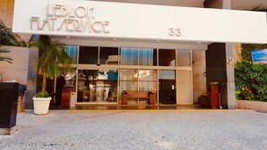 Un edificio con un letrero que dice "LEBLON FLAT SERVICE" y el número "33" sobre la entrada.