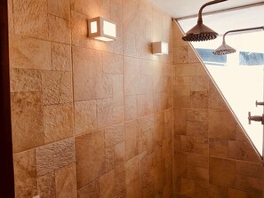 Ducha, artículos de higiene personal gratuitos y secador de pelo