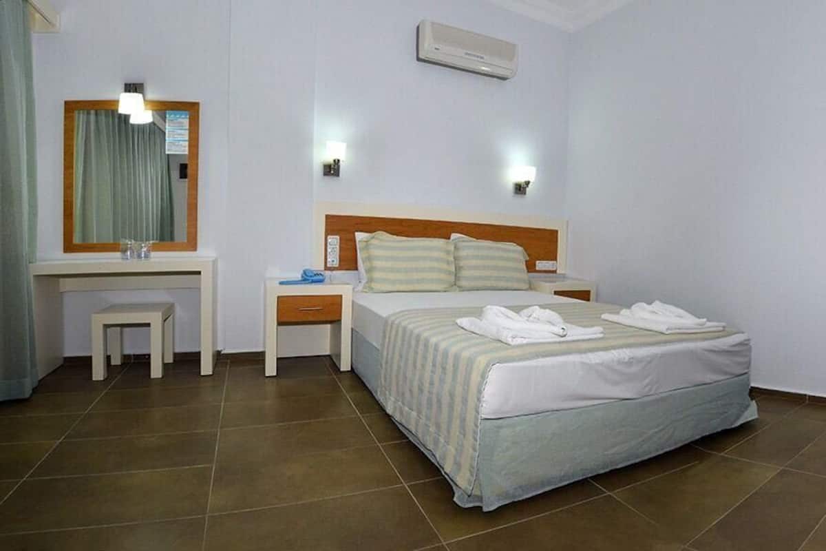 Standard Room | 1 bedroom, in-room safe, desk, laptop workspace