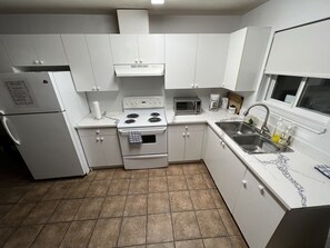 Suíte família, 2 quartos | Cozinha privada | Geladeira grande, micro-ondas, torradeira, produtos de limpeza