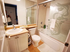 Suite Grand, 1 dormitori | Bany | Combinació de dutxa i banyera, assecador de cabells i sabatilles 