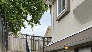 Interior entrance - Bear Creek Suite (Surrey)