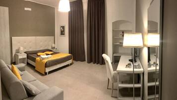 Comfort Double Room, Balcony | Bar mini, meja, katil lipat simpan/tambahan, Wi-fi percuma
