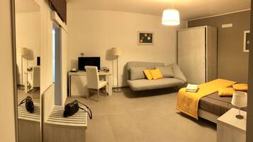 Comfort Double Room, Balcony | Bar mini, meja, katil lipat simpan/tambahan, Wi-fi percuma