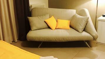 Double Room, Balcony | Bar mini, meja, katil lipat simpan/tambahan, Wi-fi percuma