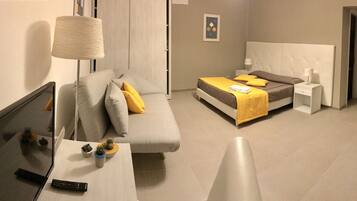 Comfort Double Room, Balcony | Bar mini, meja, katil lipat simpan/tambahan, Wi-fi percuma