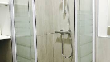 Double Room, Balcony | Bilik Mandi | Pancuran mandi, kelengkapan dandanan diri percuma, pengering rambut