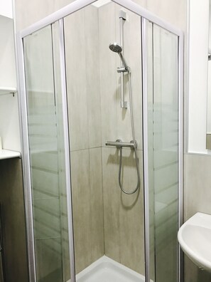Habitación doble, balcón | Baño | Regadera, amenidades de baño gratuitas, secadora de cabello, bidet 