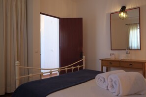 Familie appartement, 1 slaapkamer, uitzicht op zwembad | Geluiddichte muren, gratis wifi, beddengoed, rolstoeltoegang