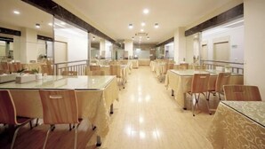 A spacious dining area with multiple tables and chairs, a marble floor, and a modern ceiling design. - Rest Motel (Xincheng Road) (WENZHOU)