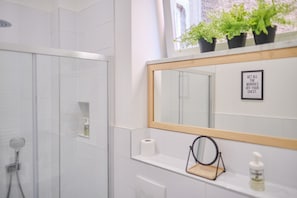 Apartment (Bookmark) | Badezimmer | Dusche, Haartrockner, Handtücher