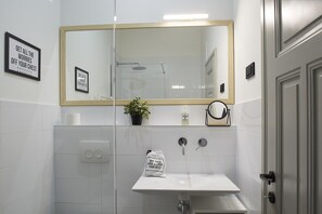 Departamento Deluxe (Zeitgeist) | Baño | Regadera, secadora de cabello, toallas 