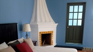 Apartamento básico, 1 cama doble con sofá cama, fumadores, vistas a la ciudad | Wifi gratis y ropa de cama