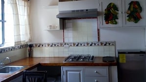 Apartamento básico, 1 cama doble con sofá cama, fumadores, vistas a la ciudad | Cocina privada | Cafetera o tetera, frigorífico y utensilios de cocina
