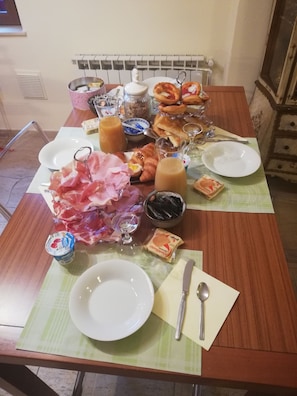 Daily local cuisine breakfast for a fee - B&B Al Calcandola (Sarzana)