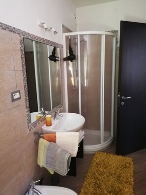 Apartment, 1 Bedroom | Bathroom | Shower, rainfall showerhead, bidet, towels - B&B Al Calcandola (Sarzana)