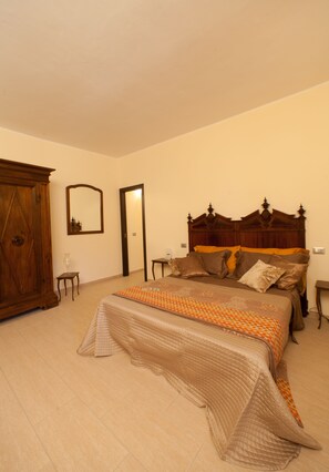Habitación doble, vistas al patio (private bathroom not in room) | Caja fuerte, escritorio, camas supletorias y wifi gratis