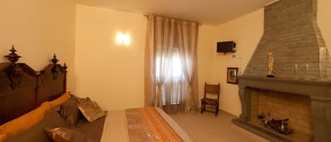 Chambre double, vue sur la cour intĂ©rieure (private bathroom not in room) | Coffre-fort, bureau, lit dâappoint (supplĂ©ment), accĂšs au Wi-Fi (inclus)