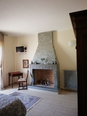 Double Room, Courtyard View (private bathroom not in room) | In-room safe, desk, rollaway beds, free WiFi - B&B Al Calcandola (Sarzana)