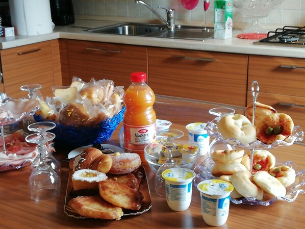 Petit déjeuner composé de spécialités régionales (3.5 EUR par personne)