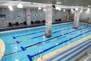 Kolam renang tertutup