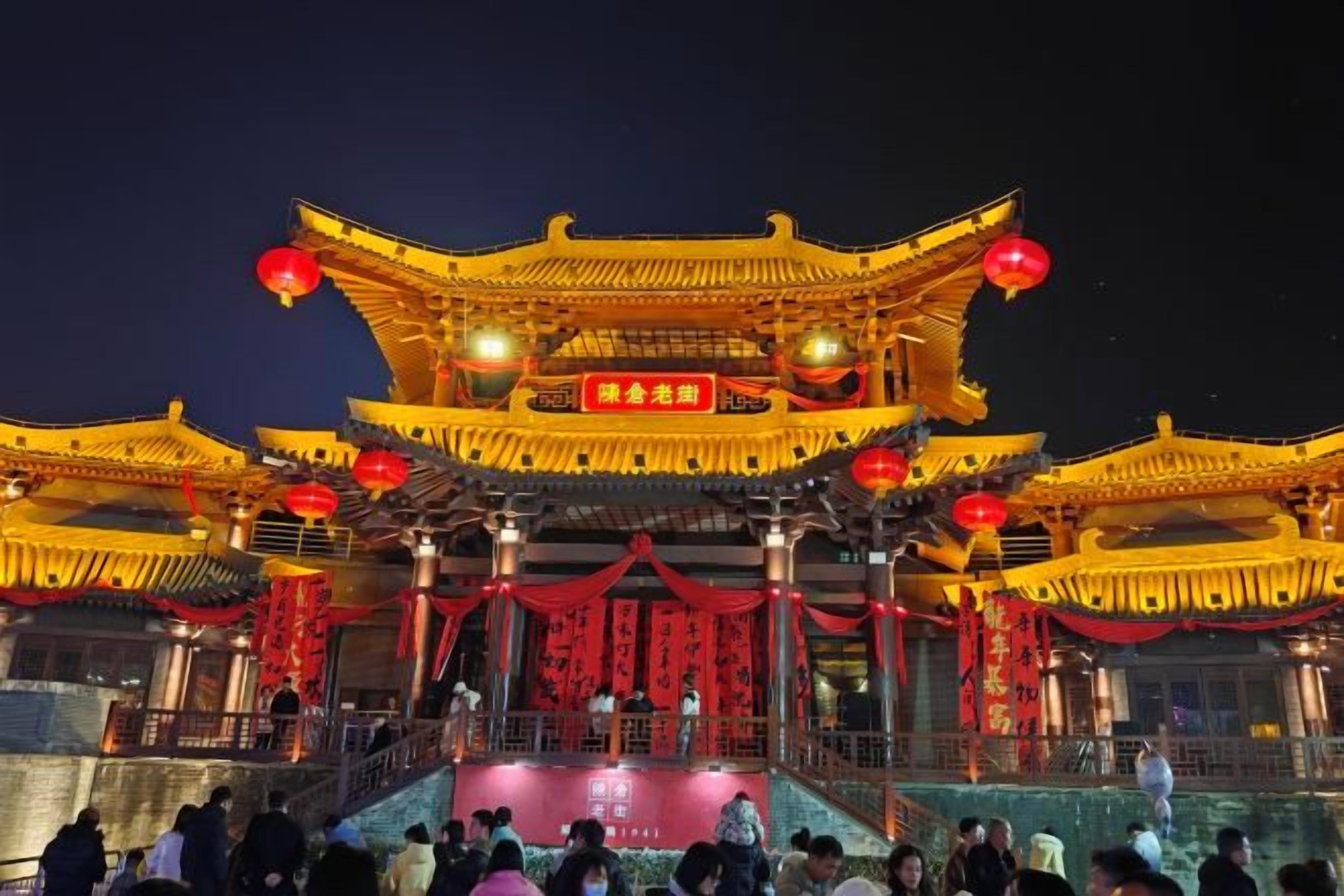 Il s'agit d'un bâtiment traditionnel chinois, à plusieurs niveaux, doté d'une scène centrale, probablement utilisé pour des spectacles ou des rassemblements.