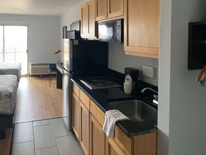 Habitación Deluxe, 2 camas dobles, no fumadores, cocina básica | Escritorio, espacio para trabajar con un portátil, cortinas opacas