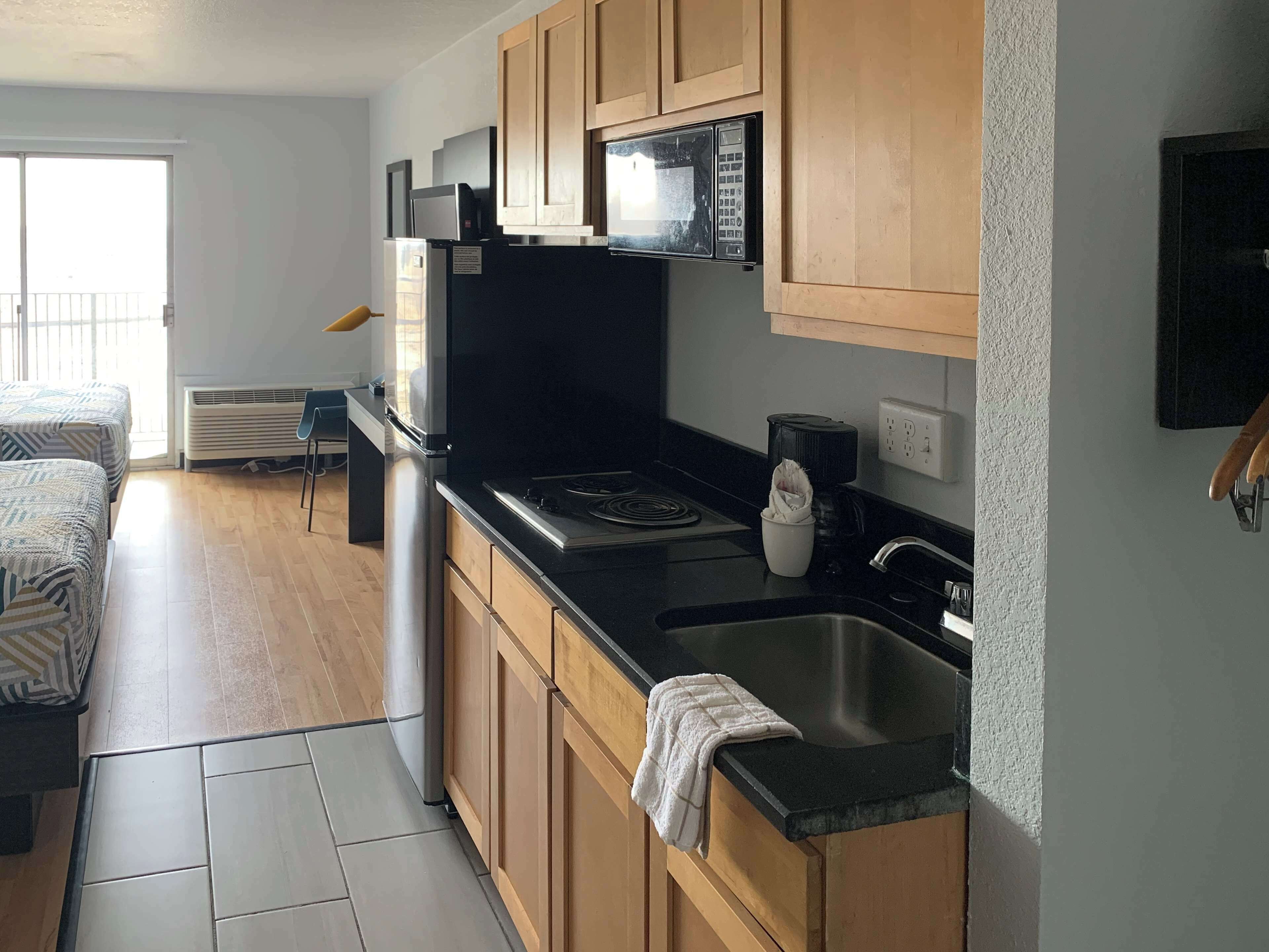 Deluxe-Zimmer, 2 Doppelbetten, Nichtraucher, Kochnische | Schreibtisch, laptopgeeigneter Arbeitsplatz, Verdunkelungsvorhänge