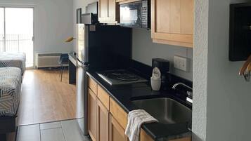 Deluxe-Zimmer, 2 Doppelbetten, Nichtraucher, Kochnische | Schreibtisch, laptopgeeigneter Arbeitsplatz, Verdunkelungsvorhänge