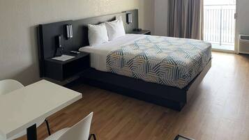 Escritorio, espacio para trabajar con laptop y cortinas blackout