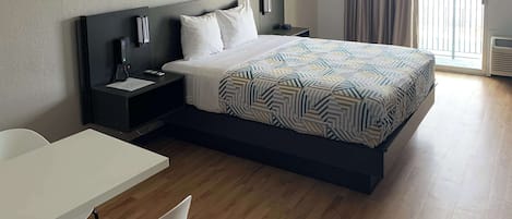 Escritorio, espacio para trabajar con laptop y cortinas blackout