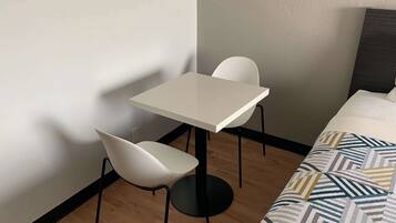 Schreibtisch, laptopgeeigneter Arbeitsplatz, Verdunkelungsvorhänge