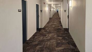 Escritorio, espacio para trabajar con laptop y cortinas blackout